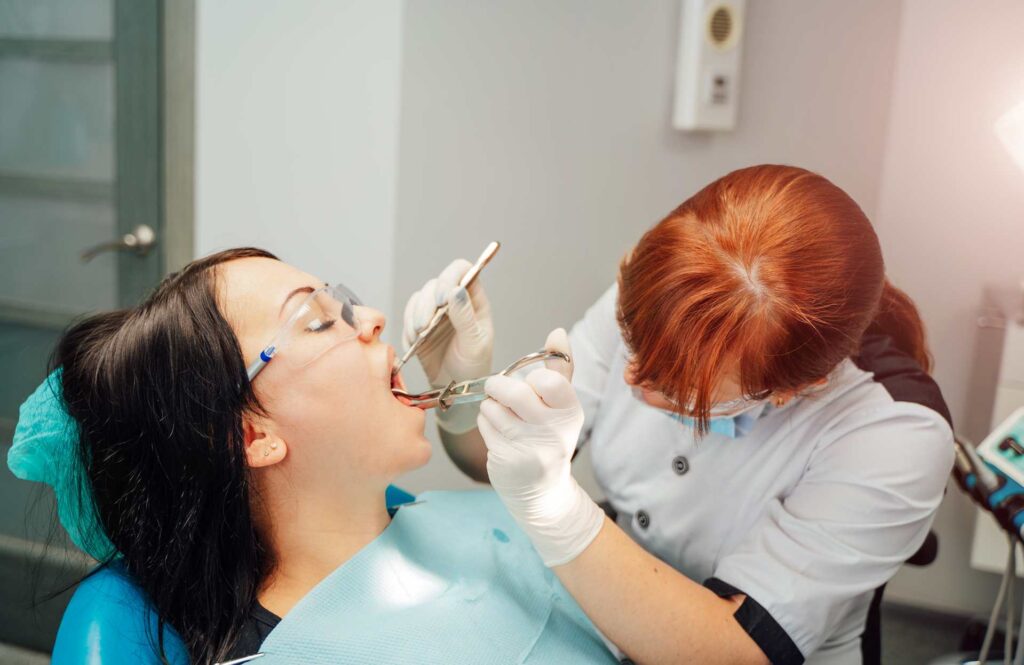 08 Patient receiving dental treatment with a dentist at the clinic_Types of dental implants